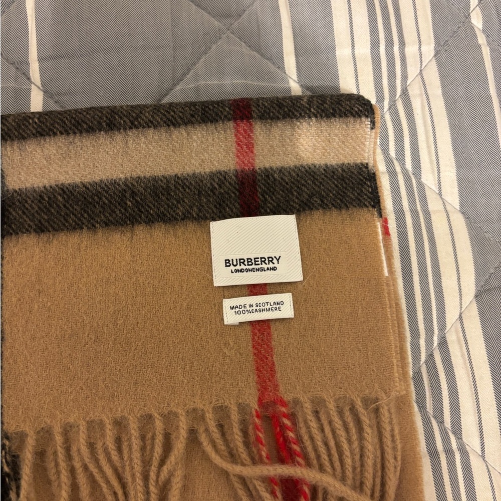 used burberry cashmere checkered scarf - Picture 4 of 4